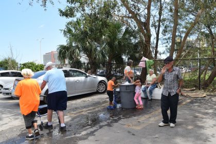 Un grupo de adultos mayores comparte con unos niños en el condominio Robert King Hight Towe, imagen de archivo. EFE/Jorge I. Pérez