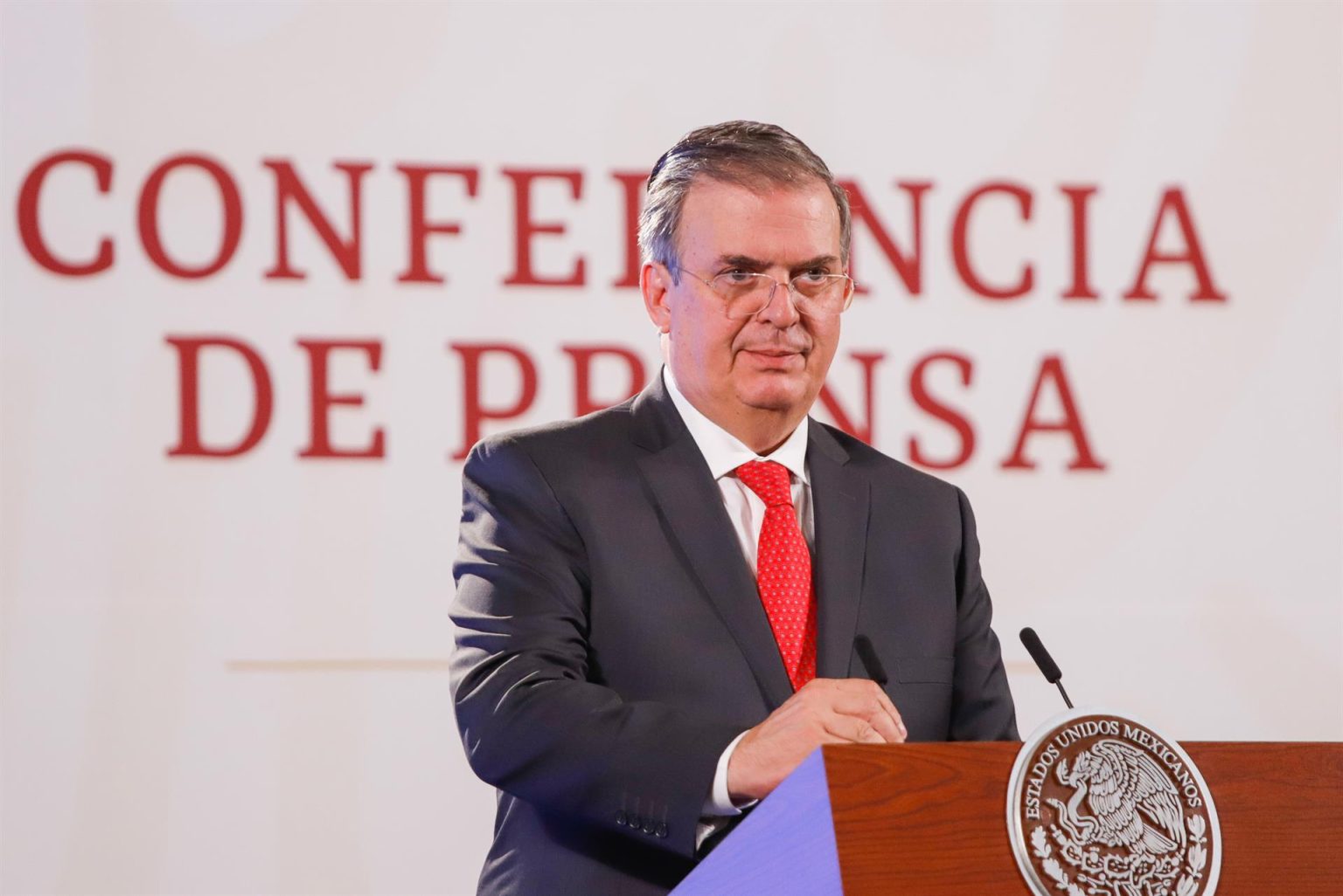 El secretario de Relaciones Exteriores de México, Marcelo Ebrard, habla durante una rueda de prensa en el Palacio Nacional, en Ciudad de México (México). EFE/ Isaac Esquivel