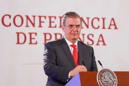 El secretario de Relaciones Exteriores de México, Marcelo Ebrard, habla durante una rueda de prensa en el Palacio Nacional, en Ciudad de México (México). EFE/ Isaac Esquivel