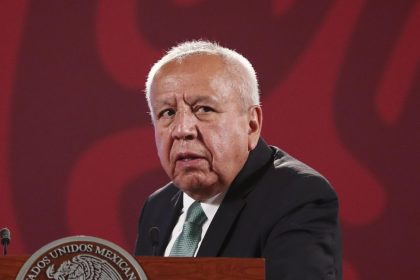 El comisionado del Instituto Nacional de Migración, Francisco Garduño, habla durante una rueda de prensa hoy, en el Palacio Nacional, en Ciudad de México (México). EFE/ José Méndez