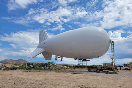 Fotografía cedida por la Oficina de Aduanas y Protección Fronteriza (CBP) donde se aprecia el aerostato que instalaron hoy miércoles en Nogales, Arizona, a un kilómetro y medio de la frontera con México y que permitirá la vigilancia permanente del área. EFE/CBP /SOLO USO EDITORIAL /NO VENTAS /SOLO DISPONIBLE PARA ILUSTRAR LA NOTICIA QUE ACOMPAÑA /CRÉDITO OBLIGATORIO