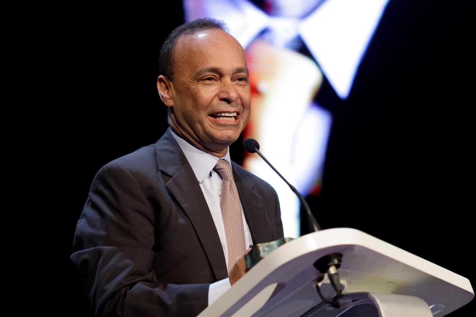 Fotografía de archivo del excongresista demócrata estadounidense Luis Gutiérrez. EFE/Ramón de la Rocha