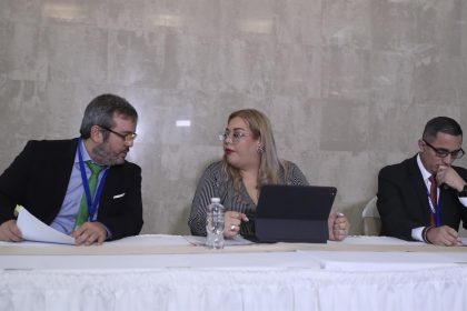 La Comisionada de Derechos Humanos de Honduras, Blanca Izaguirre (c), junto a Isamel Rins (i), defensor del pueblo de Rio Cuarto, Argentina, y José Apolonio (d), procurador para la defensa de derechos humanos de El Salvador, participan en una conferencia de prensa en el marco de inauguración en "Honduras del Encuentro Iberoamericano de Comisionados de Derechos Humanos", en el que se analizará el papel del defensor del pueblo frente a la migración irregular y el desplazamiento forzado por la violencia, hoy en Tegucigalpa (Honduras). EFE/Gustavo Amador