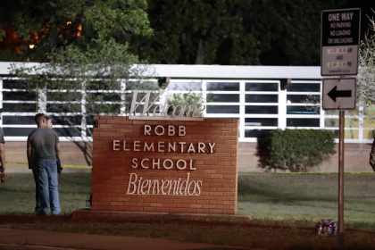 Entrada principal de la escuela primaria Robb Elementary de la ciudad de Uvalde, en el estado de Texas, donde el pasado 24 de mayo se produjo un tiroteo que acabó con la vida de 21 personas. EFE/EPA/AARON M. SPRECHER/Archivo