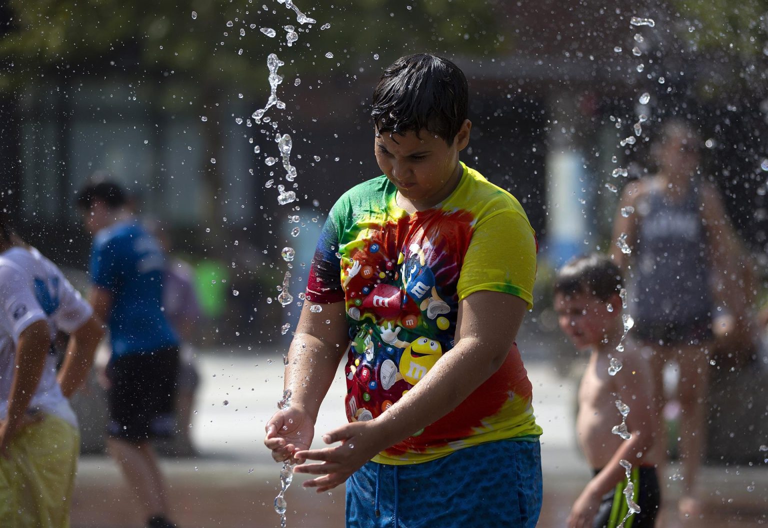 Imagen de archivo que muestra un niño refrescándose en una fuente en Boston (EE.UU.). EFE/CJ GUNTHER