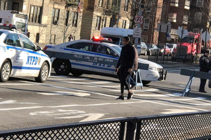 Una persona camina frente a un retén policial en una calle vacía de El Bronx, el condado de mayoría latina de Nueva York. Imagen de archivo. EFE/Ruth E. Hernández