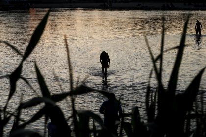 Fotografía de archivo de un migrante que trata de cruzar la frontera entre México y EEUU. EFE/ Esteban Biba