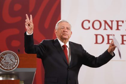 El presidente de México, Andrés Manuel López Obrador, habla durante una rueda de prensa en el Palacio Nacional de la Ciudad de México (México). EFE/Isaac Esquivel