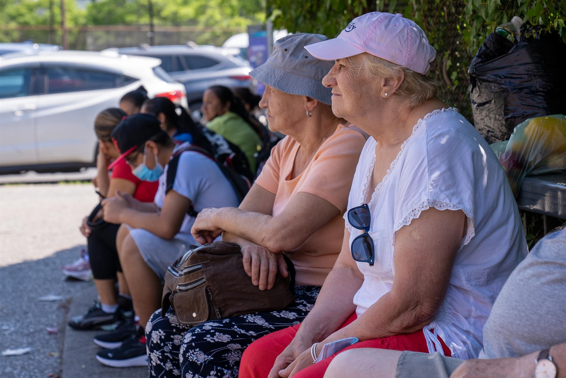 Un grupo de mujeres jornaleras inmigrantes esperan ser contratadas para trabajos de limpiezas, el 29 de junio de 2022 en la plaza de un vecindario judío hasídico de Brooklyn en Nueva York (EE. UU). EFE/Ángel Colmenares
