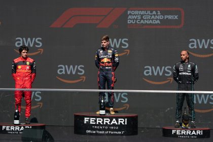 Vista del podio del Gran Premio de Canadá, liderado por Max Verstappen (c), de la escudería Red Bull, seguido por el español Carlos Sainz (i), de Ferrari, y el británico Lewis Hamilton (d), de Mercedes, en el circuito Gilles-Villeneuve de Montreal, Canadá, este 19 de junio de 2022.