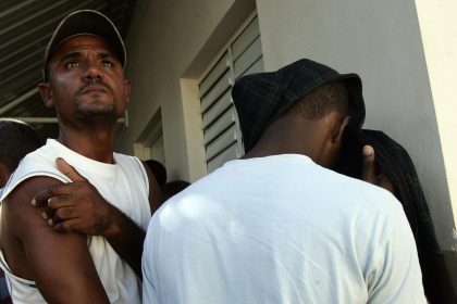 La Guardia Costera estadounidense en Puerto Rico informó este martes de la repatriación de 56 migrantes de la República Dominicana que fueron interceptados en una embarcación en mal estado cerca de Puerto Rico. Imagen de archivo. EFE/Orlando Barría