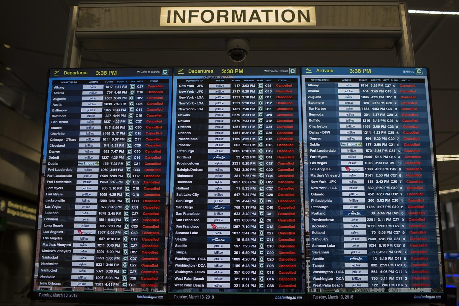 Vista de una lista de los vuelos cancelados en el Aeropuerto Internacional Logan en Boston, Massachusetts (Estados Unidos), imagen de archivo. EFE/CJ GUNTHER