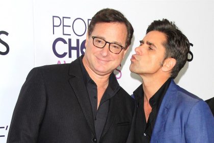 Fotografía de archivo donde aparece el actor John Stamos (d) junto al Bob Saget (i). EFE/EPA/NINA PROMMER