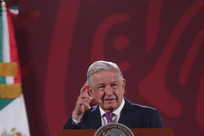 El presidente de México, Andrés Manuel López Obrador, habla durante su conferencia de prensa matutina, hoy, en el Palacio Nacional de la Ciudad de México (México). EFE/ Sáshenka Gutiérrez