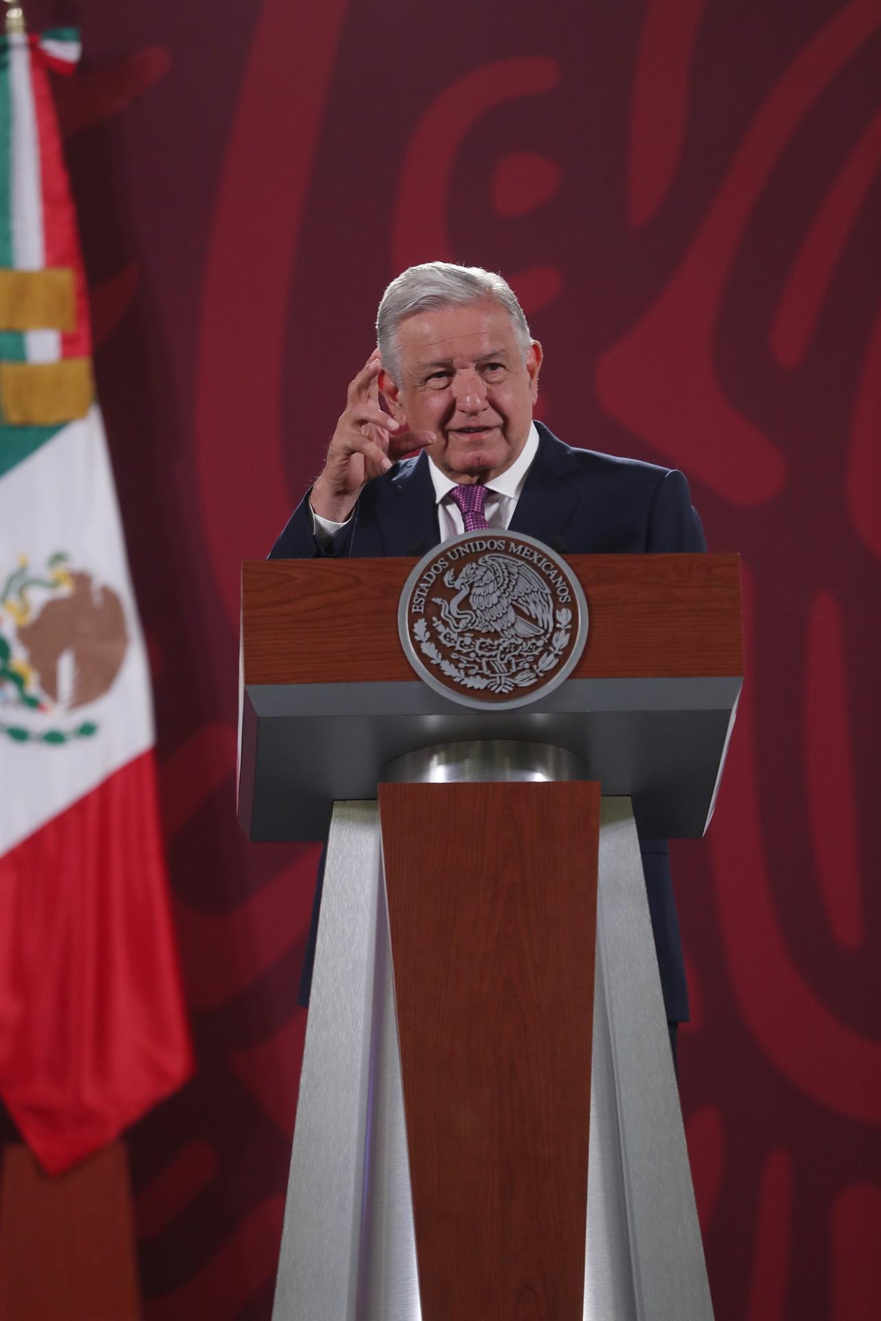 El presidente de México, Andrés Manuel López Obrador, habla durante su conferencia de prensa matutina, hoy, en el Palacio Nacional de la Ciudad de México (México). EFE/ Sáshenka Gutiérrez