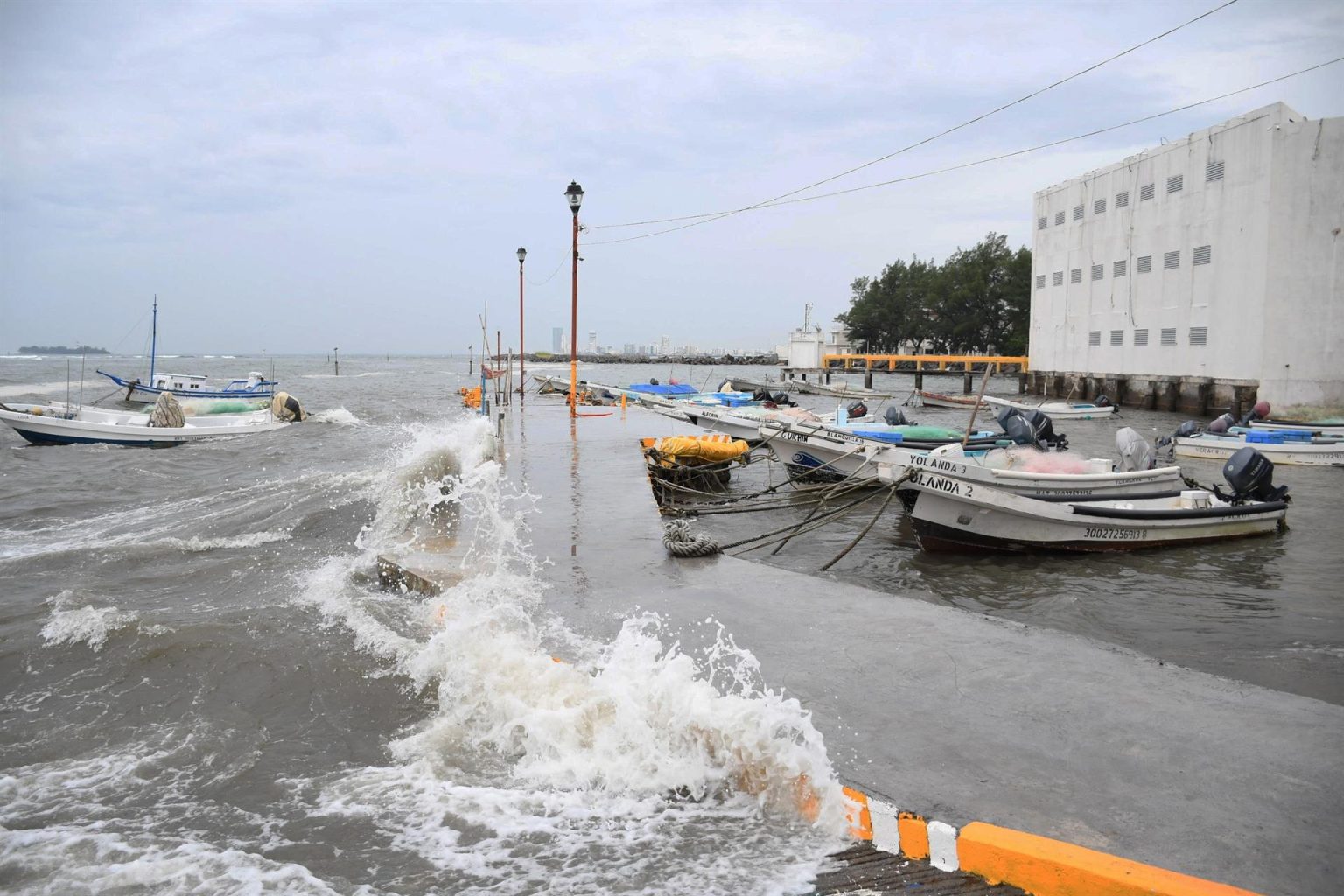 Fotografía de un embarcadero antes de la llegada de un huracán en el Puerto de Veracruz (México). Imagen de archivo. EFE/Miguel Victoria