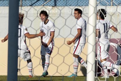 Paxten Aaronson (ci), de Estados Unidos, fue registrado este martes al celebrar un gol que le anotó a Costa Rica, durante un partido de los cuartos de final de las eliminatorias de la Concacaf al Mundial FIFA sub'20 de Indonesia, en el estadio Francisco Morazan, en San Pedro Sula (Honduras). EFE/José Valle