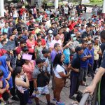 Migrantes se reúnen para pedir seguridad a las autoridades para su transito migratorio, hoy en la ciudad de Tapachula en Chiapas (México). EFE/Juan Manuel Blanco