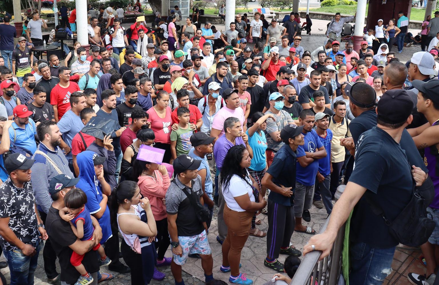 Migrantes se reúnen para pedir seguridad a las autoridades para su transito migratorio, hoy en la ciudad de Tapachula en Chiapas (México). EFE/Juan Manuel Blanco