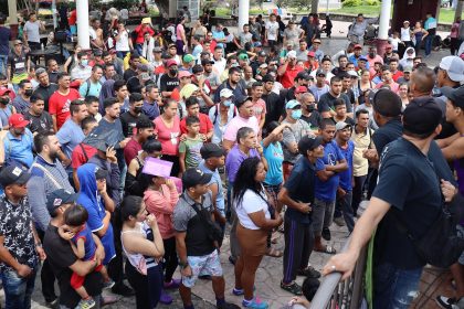 Migrantes se reúnen para pedir seguridad a las autoridades para su transito migratorio, hoy en la ciudad de Tapachula en Chiapas (México). EFE/Juan Manuel Blanco