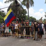 Cientos de migrantes protestan para la obtención de documentos migratorios, hoy, en el municipio de Tapachula, en el estado de Chiapas (México). EFE/Juan Manuel Blanco