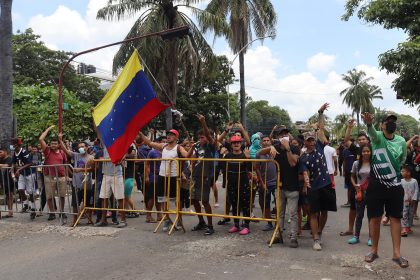 Cientos de migrantes protestan para la obtención de documentos migratorios, hoy, en el municipio de Tapachula, en el estado de Chiapas (México). EFE/Juan Manuel Blanco