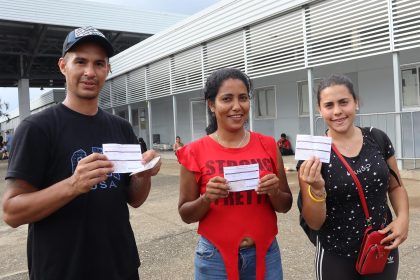 Migrantes mustran documentos migratorios para su libre paso por México expedido por las autoridades mexicanas este sábado, en el municipio de Huixtla en Chiapas (México). EFE/Juan Manuel Blanco