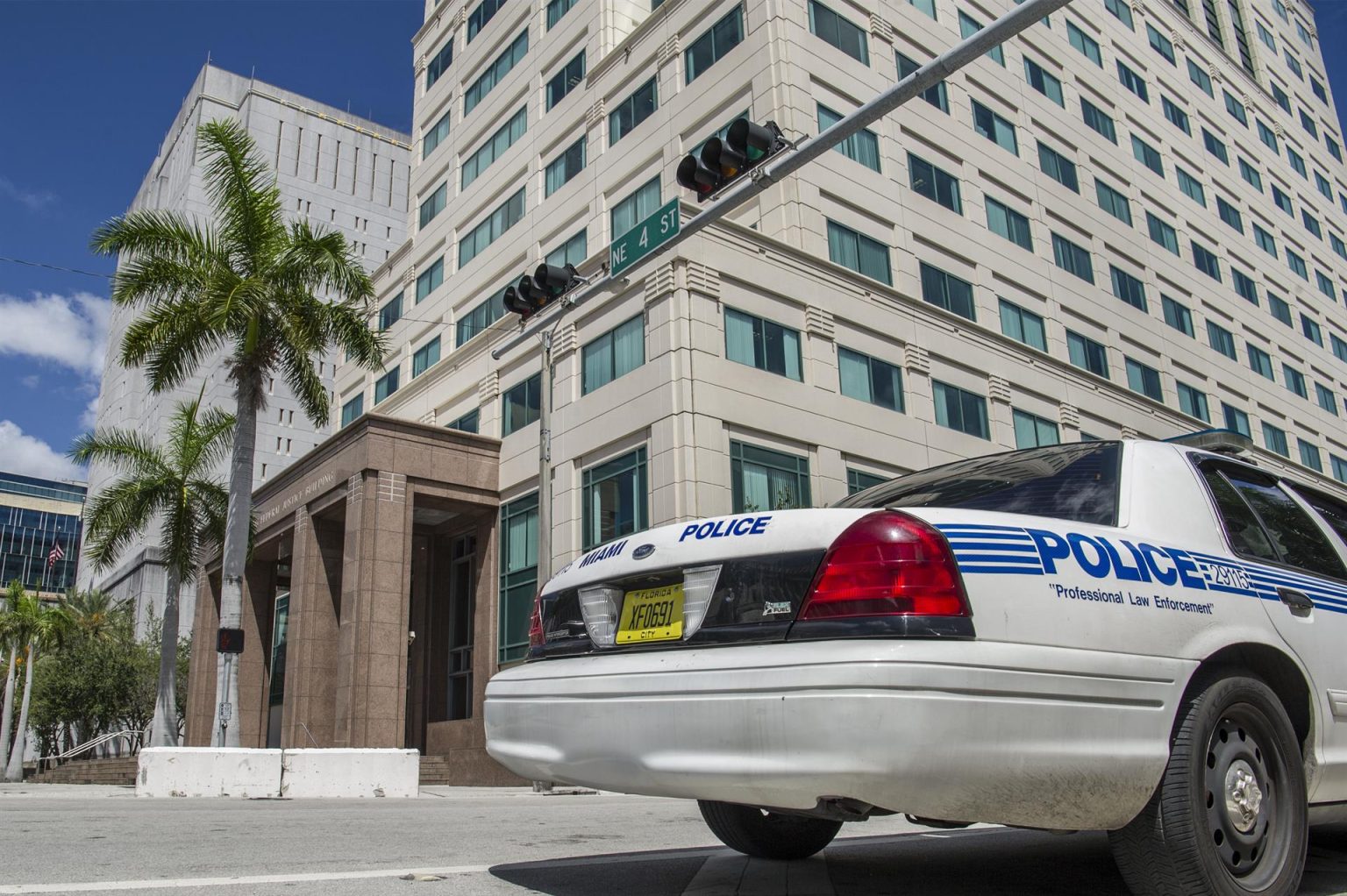 Un coche patrulla de la policía pasa delante del edificio James L King de la corte federal de Justicia en Miami, Florida. Imagen de archivo. EFE/Giorgio Viera