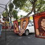 Familiares amigos y activistas protestan hoy durante el séptimo aniversario del asesinato del fotoperiodista mexicano Rubén Espinosa y del feminicidio de cuatro mujeres, en la Ciudad de México (México). EFE/ Mario Guzmán