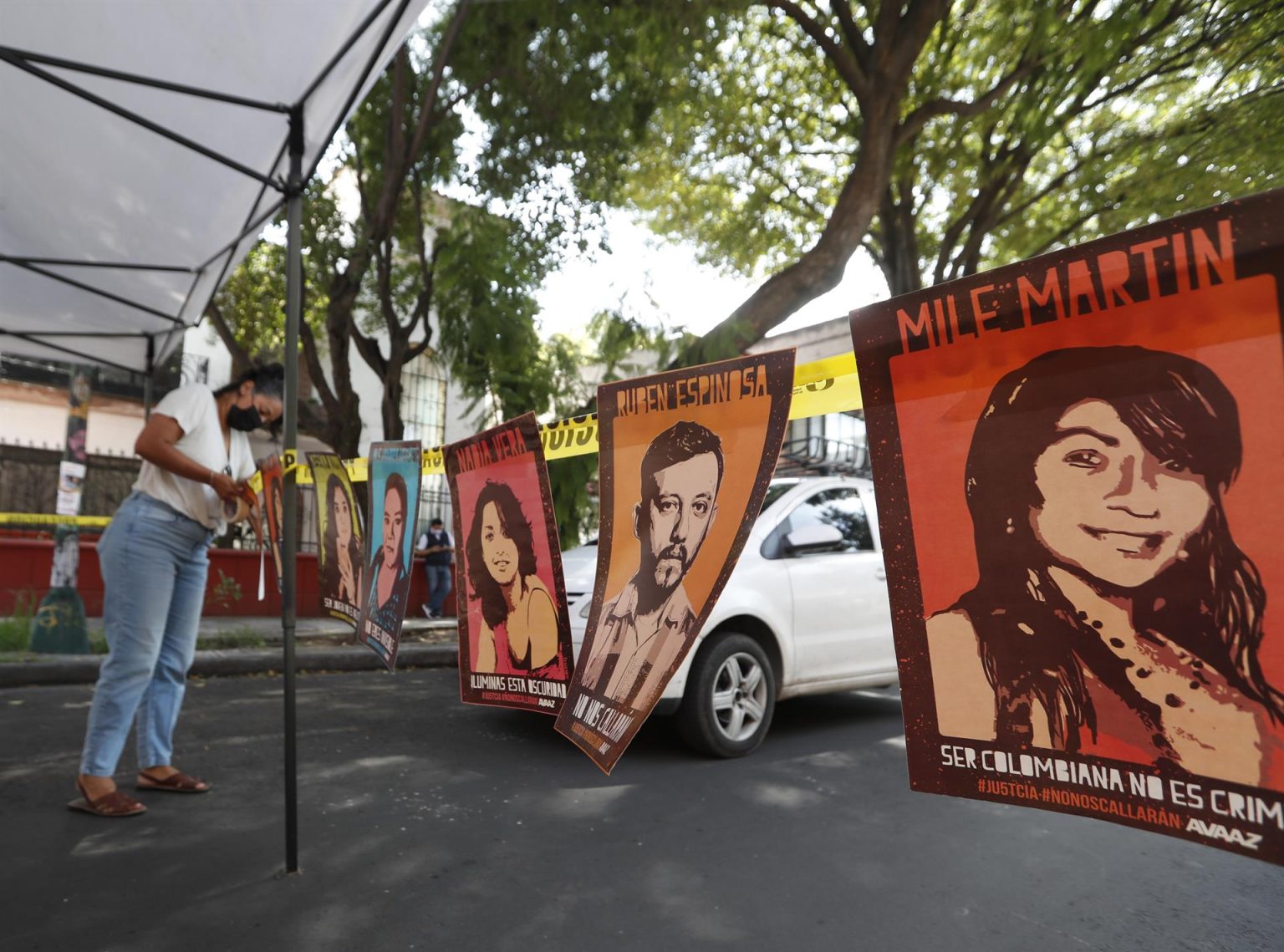 Familiares amigos y activistas protestan hoy durante el séptimo aniversario del asesinato del fotoperiodista mexicano Rubén Espinosa y del feminicidio de cuatro mujeres, en la Ciudad de México (México). EFE/ Mario Guzmán