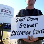 Imagen de archivo que muestra una protesta frente a la entrada del Centro de Detención de Stewart en Lumpkin, Georgia. EFE/Erik S. Lesser