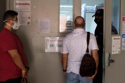 Personas esperan ingresar al Hospital Centro Médico en San Juan (Puerto Rico). Imagen de archivo. EFE/Thais Llorca