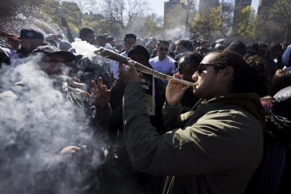 Fotografía de archivo fechada el 20 de abril de 2021 donde aparece un joven mientras fuma un gran cigarro de cannabis durante una reunión con motivo del Día de la Marihuana, en Union Square en Nueva York (EE.UU). EFE/EPA/Justin Lane