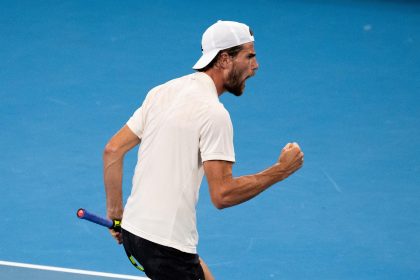 Fotografía de archivo en la que se registró al tenista estadounidense Maxime Cressy, quien logró el primer campeonato ATP de su carrera al imponerse al kazajo Alexander Bublik (2-6, 6-3 y 7-6(3)) en la final del torneo de Newport (Rhoede Island, EE.UU.). EFE/James Gourley