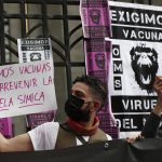 Un grupo de personas se manifiestan para exigir vacunas contra la viruela símica afuera de la Secretaria de Salud, hoy en Ciudad de México (México). EFE/José Méndez