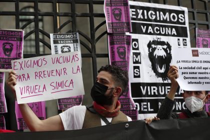 Un grupo de personas se manifiestan para exigir vacunas contra la viruela símica afuera de la Secretaria de Salud, hoy en Ciudad de México (México). EFE/José Méndez