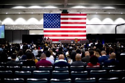 Cientos de personas asisten a una ceremonia de naturalización en un centro de convenciones de Los Ángeles (EE.UU.). Imagen de archivo. EFE/ Etienne Laurent