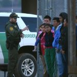 Fotografía de archivo de un agente de la patrulla fronteriza estadounidense que habla a un grupo de jóvenes migrantes centroamericanos tras ser detenidos. EFE/Rey R. Jauregui