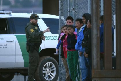 Fotografía de archivo de un agente de la patrulla fronteriza estadounidense que habla a un grupo de jóvenes migrantes centroamericanos tras ser detenidos. EFE/Rey R. Jauregui