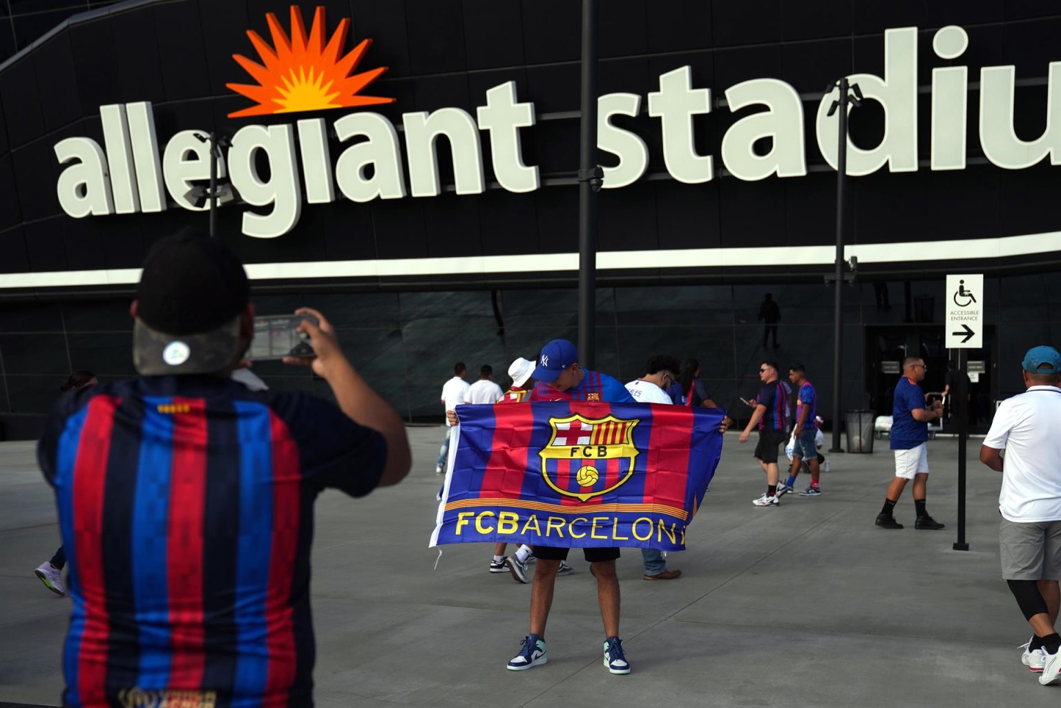 Seguidores del FC Barcelona esperan la apertura de puertas antes del partido de pretemporada entre el FC Barcelona y el Real Madrid, en el Allegiant Stadium, en Las Vegas, Nevada (EE.UU.), este 23 de julio de 2023. EFE/EPA/Joe Buglewicz