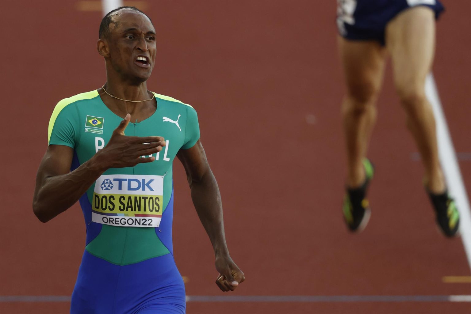 El brasileño Alison dos Santos celebra al ganar medalla de oro en los 400m vallas masculino en los Campeonatos mundiales de atletismo que se realizan en el estadio Hayward Field en Eugene (EE.UU.). EFE/ Kai Forsterling