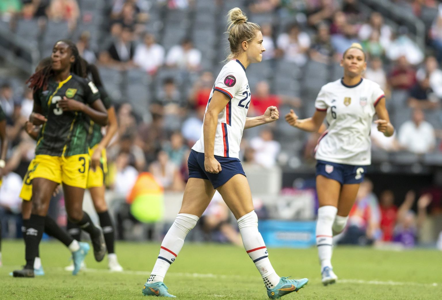 Cristie Mewis (c) de la selección femenil de Estados Unidos festeja una anotación ante la selección de Jamaica hoy, en el partido del Campeonato Concacaf W 2022 entre la selección femenil de Jamaica y la de Estados Unidos, en el estadio BBVA de Monterrey (México). EFE/ Miguel Sierra