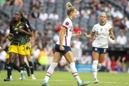 Cristie Mewis (c) de la selección femenil de Estados Unidos festeja una anotación ante la selección de Jamaica hoy, en el partido del Campeonato Concacaf W 2022 entre la selección femenil de Jamaica y la de Estados Unidos, en el estadio BBVA de Monterrey (México). EFE/ Miguel Sierra