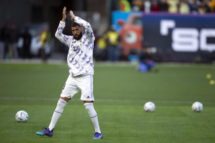 El delantero del Real Madrid, Karim Benzema, conduce a su equipo al campo antes de un amistoso de fútbol contra el Club América en el Oracle Park, en San Francisco, California, EE.UU., el 26 de julio de 2022 EFE/EPA/D. ross cameron