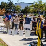 Grupos de personas participan en una protesta para salvar el Parque de la Amistad y contra la construcción de muros fronterizos hoy, junto al cuartel fronterizo de San Diego (EEUU). EFE/ Manuel Ocaño