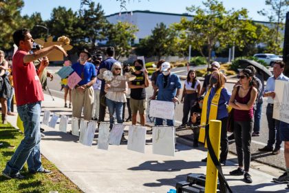 Grupos de personas participan en una protesta para salvar el Parque de la Amistad y contra la construcción de muros fronterizos hoy, junto al cuartel fronterizo de San Diego (EEUU). EFE/ Manuel Ocaño