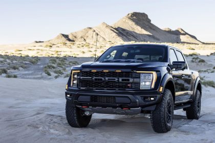 Fotografía cedida por Ford donde se aprecia su nueva versión de la camioneta "pickup" F-150 Raptor, denominada R, el último miembro de la familia de camionetas de la Serie F y también la más potente con un motor que desarrolla 700 caballos de potencia. EFE/Ford /SOLO USO EDITORIAL /NO VENTAS /SOLO DISPONIBLE PARA ILUSTRAR LA NOTICIA QUE ACOMPAÑA /CRÉDITO OBLIGATORIO