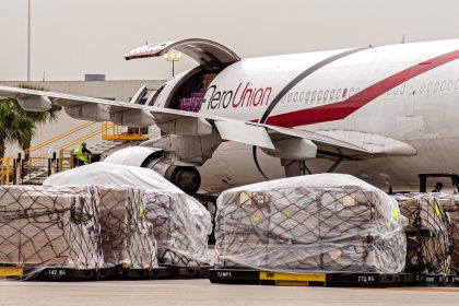 Fotografía de archivo donde aparecen bultos de mercancías, en el Aeropuerto Internacional de Miami (MIA), Florida (EEUU). EFE/ Giorgio Viera