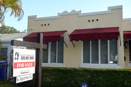 Fotografía de archivo de un cartel de "Se vende" colgado afuera de una casa, el 18 de febrero de 2022 en un barrio de Miami, Florida (EE.UU.). EFE/Álvaro Blanco