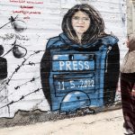 EFE/EPA/ABED AL HASHLAMOUN
 
PALESTINA SHIREEN ABU AKLEH MURAL: BELÉN, 16/05/2022.- Una mujer pasa junto a un mural dedicado a la periodista palestina de Al Jazeera Shireen Abu Akleh en Belén. EFE/ABED AL HASHLAMOUN